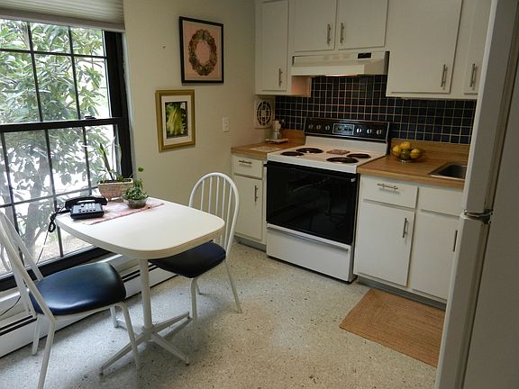 Eat-In Kitchen