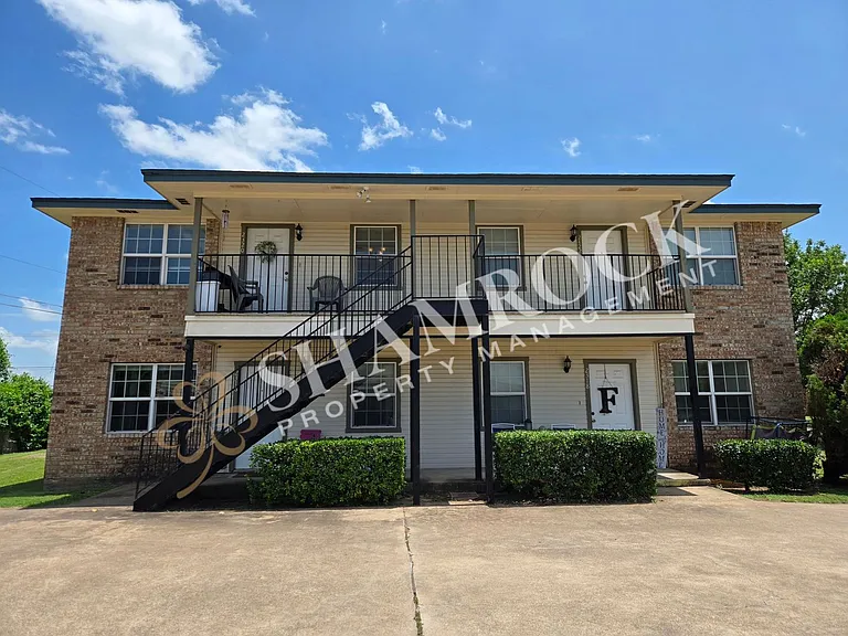 2320 Breezy Dr — Photo 1