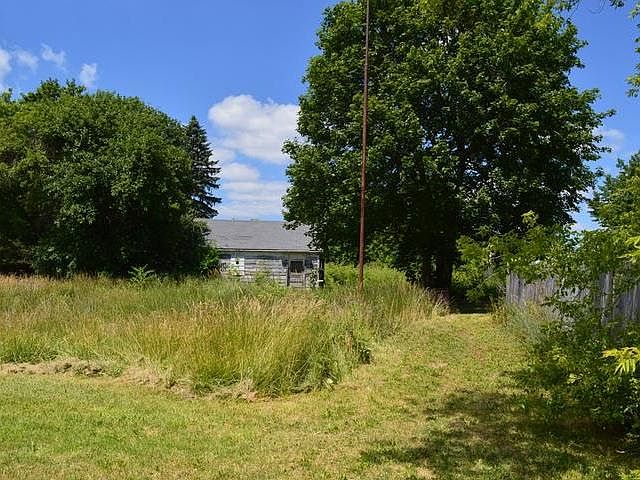 2nd image of 206 Hillcrest St