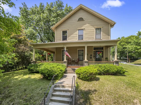 617 E 9th St, Muscatine, IA 52761