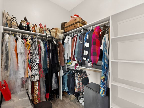 4th image of 905 Witton Pl