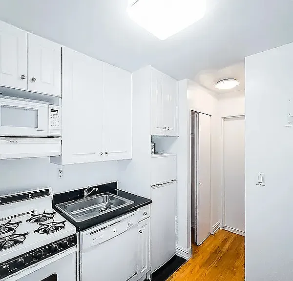238 E 36th St #2G — Photo 2