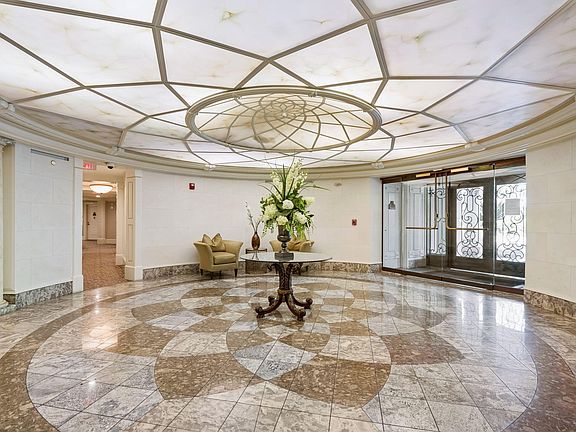 5th image of 234 S Plaza Ct #211