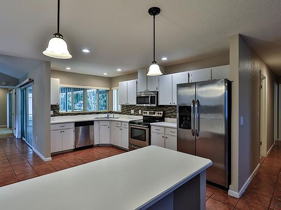 5th image of 72 Barrington Dr
