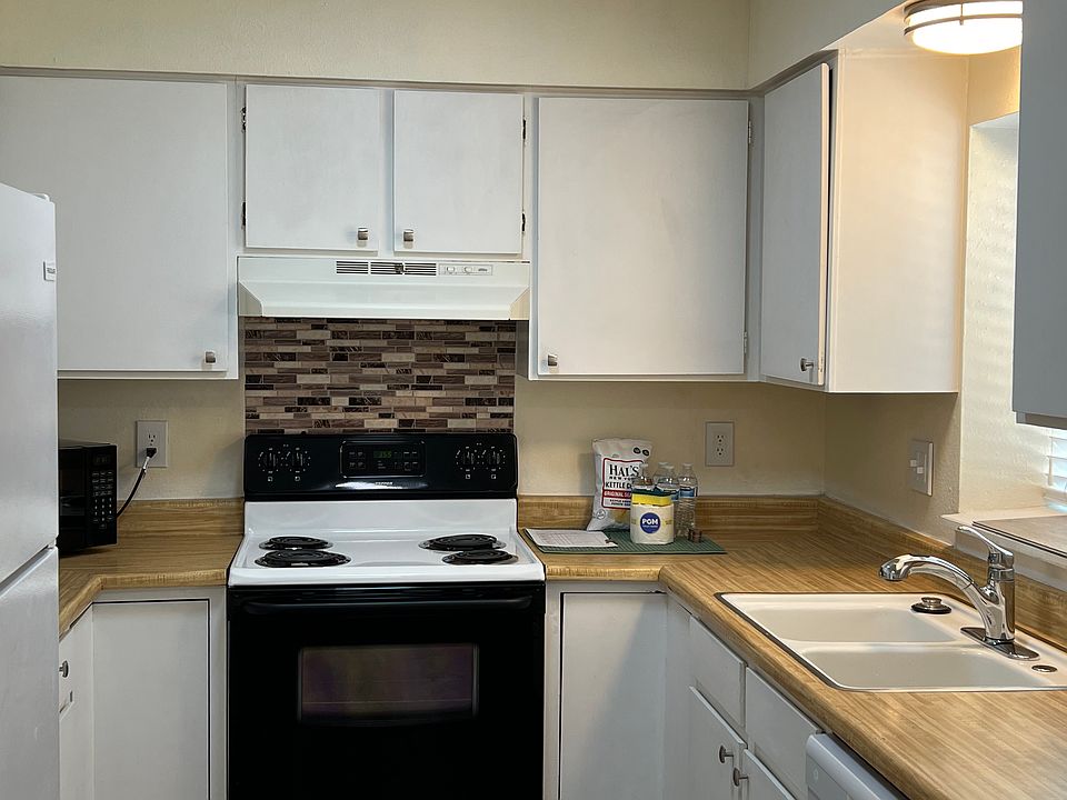 Kitchen w/LED lighting, tons of counter space, pull out faucet