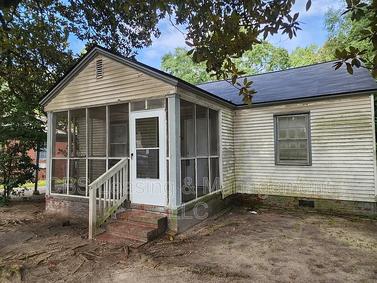 427 Bernard Dr — Photo 2