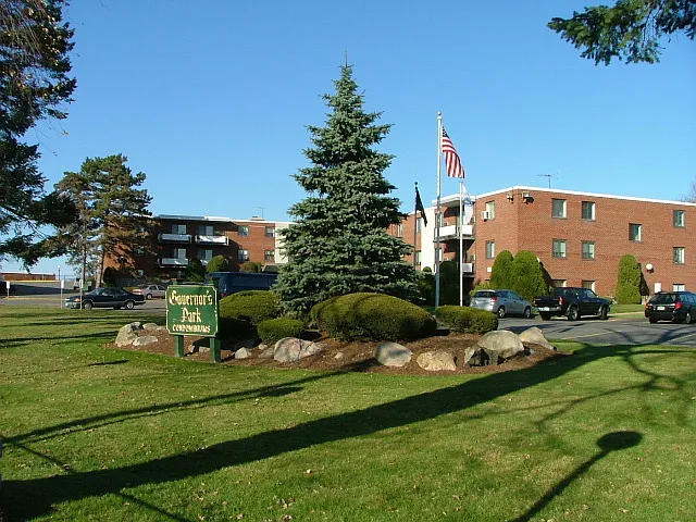 400 Governors Dr #27