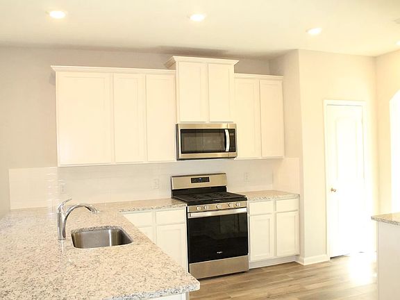 3rd image of 2104 Penaflor Dr