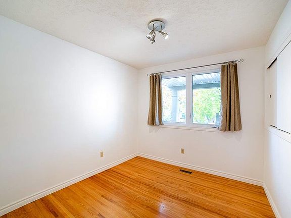 5th image of 125 Lakeside Dr