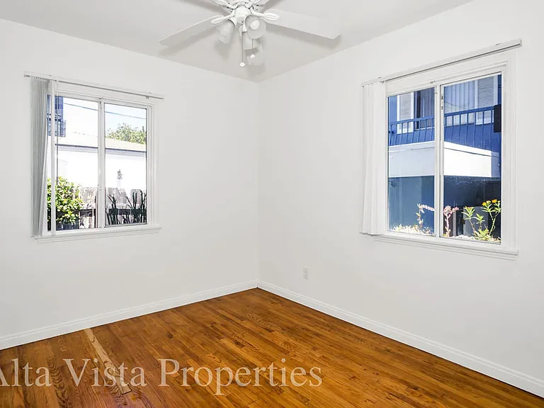 855 Emerald St — Photo 11