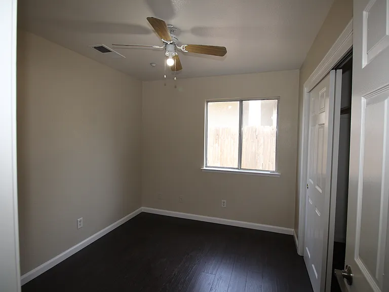 5325 N Rosalia Ave — Photo 16