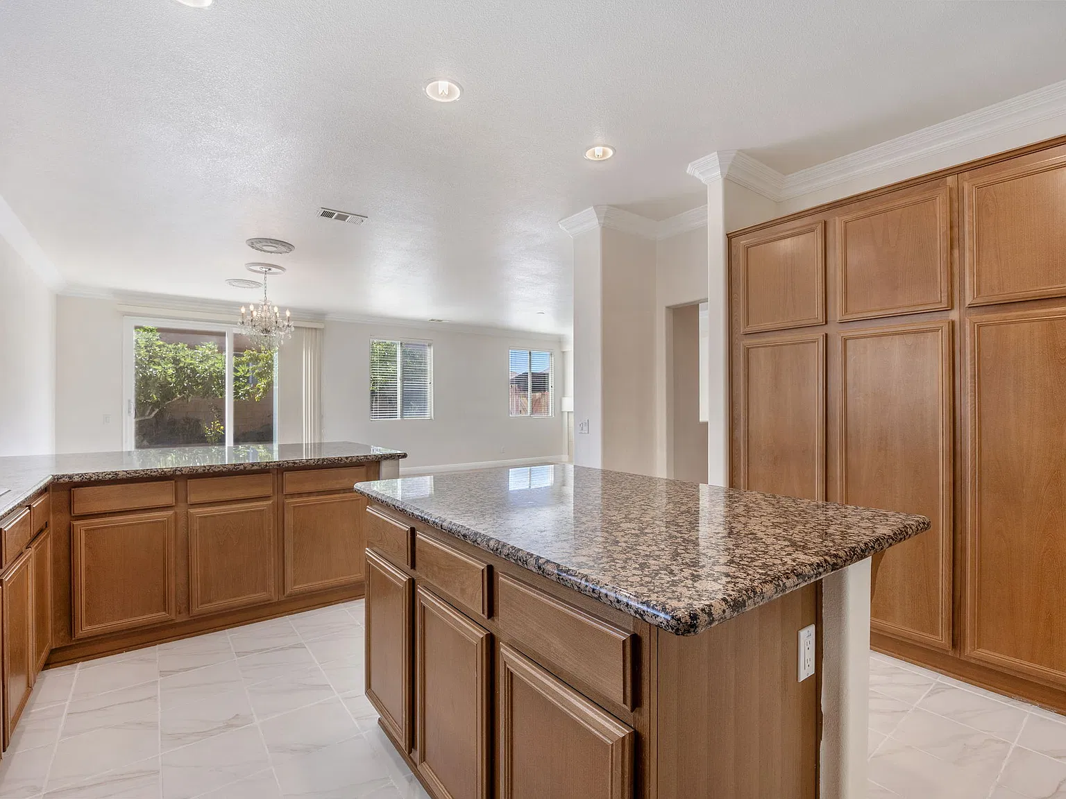 3 bed, 2400 sqft, $2,800 — Photo 4