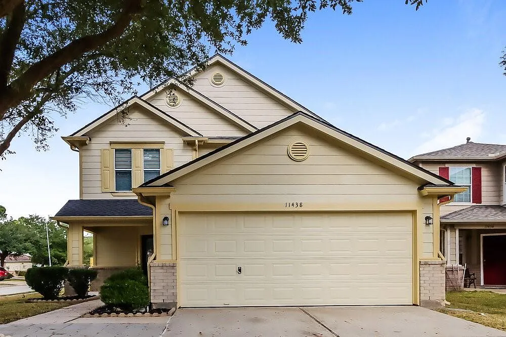 3 bed, 2.5 bath, 2554 sqft, $1,815 — Photo 1