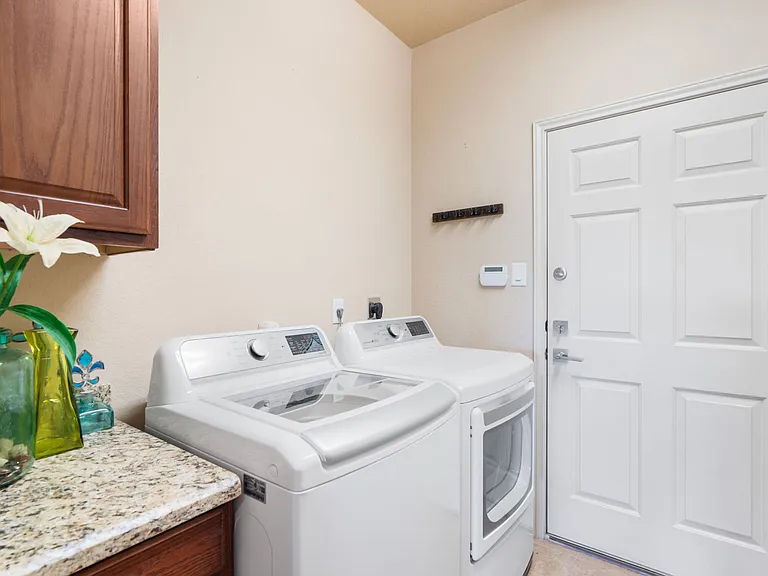 970 Parkview Dr — Photo 12