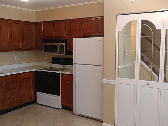 3rd image of 120 Kalmia Ct