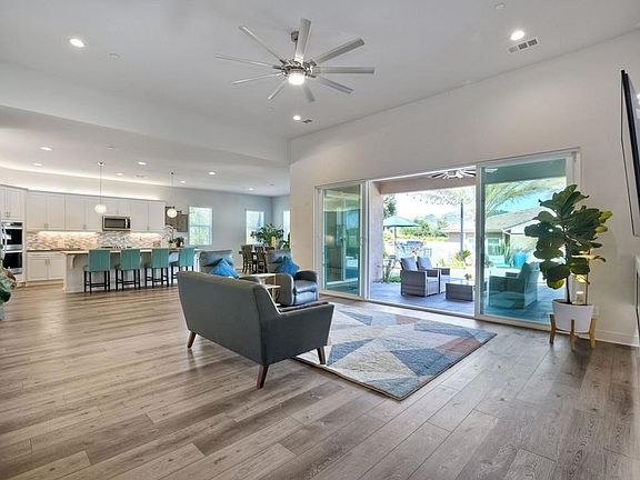 2nd image of 1121 Palomar Cir