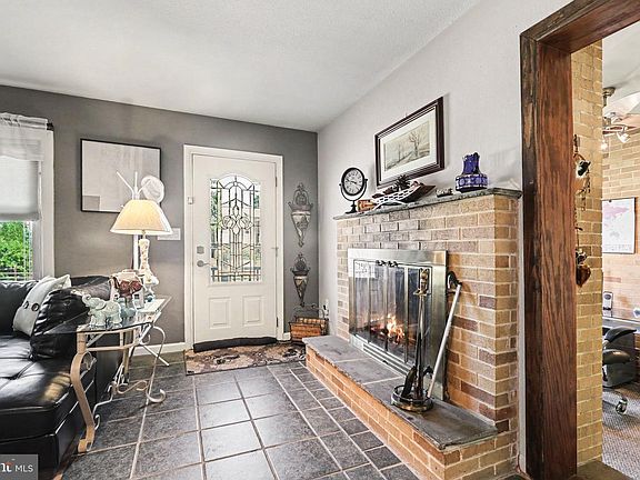 2nd image of 1918 Douglas Dr