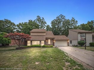 6200 Quaker Hill Dr, West Bloomfield, MI 48322
