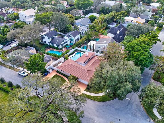 2nd image of 1016 SE 6th St