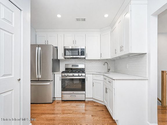 4th image of 3430 Amboy Rd #A