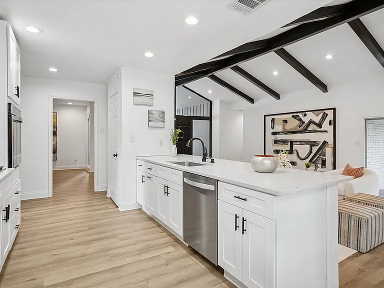 912 Glen Oaks Blvd — Photo 11