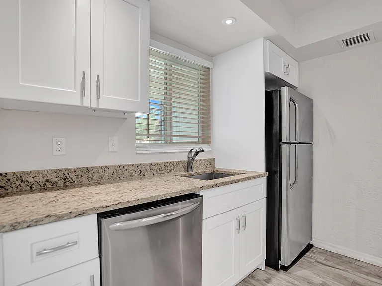 115 SW 1st Ave #1 — Photo 8