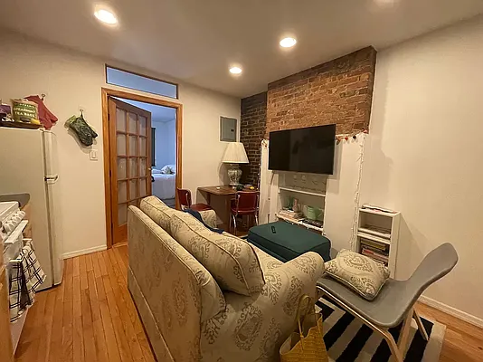 Rented by KNOCKKNOCK LLC | media 17