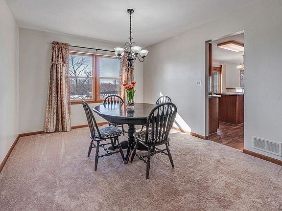 4th image of 277 Windsor Dr
