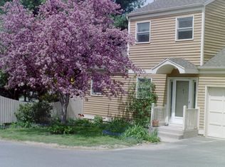 2 Tanglewood Ct, Bloomfield, CT 06002