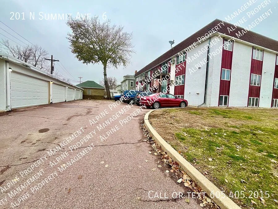 Extremely Spacious 1 Bedroom Apartment Near Downtown!! — Photo 1