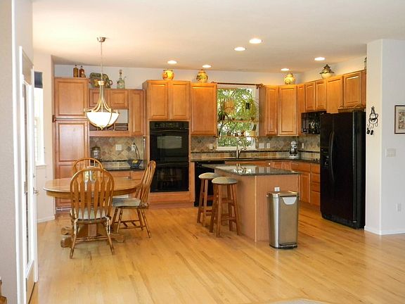 Gourmet Kitchen w/Slab Granite,DblOven,Backsplash
