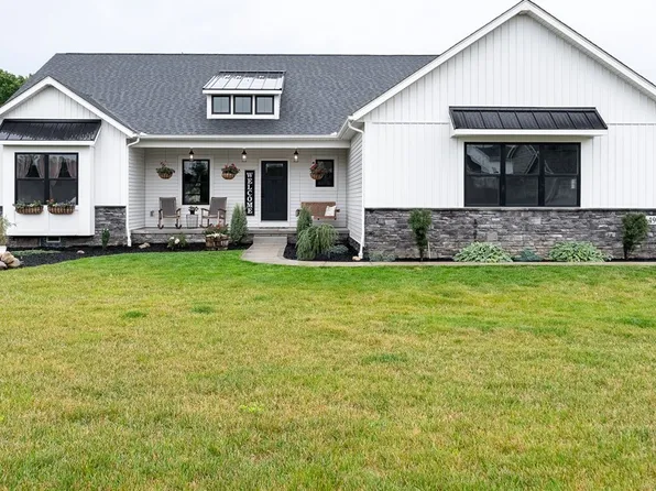 490 Byberry Dr NE, Hartville, OH 44632