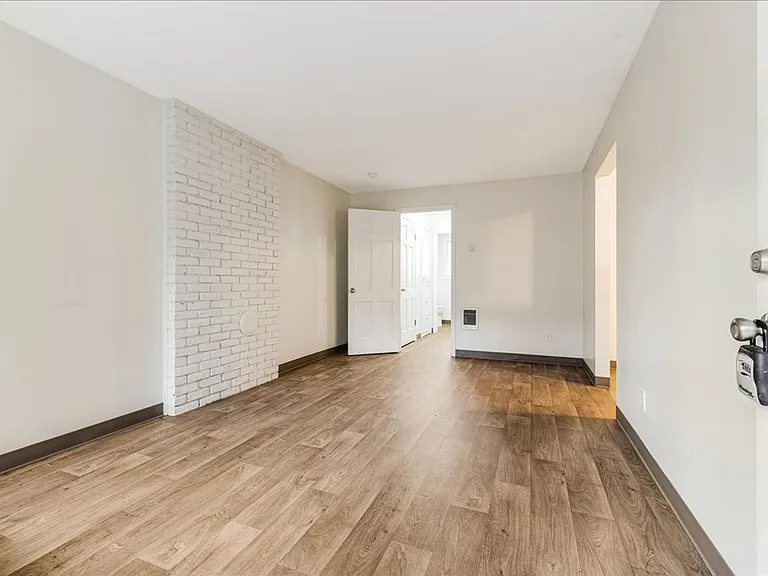 Bayberry Apartments — Photo 10