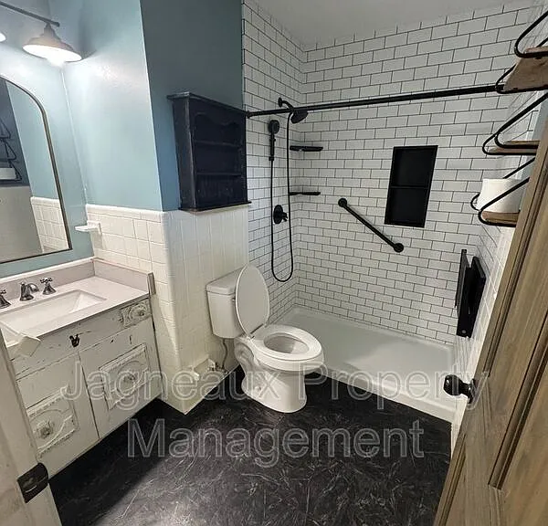 307 Allison Ln — Photo 3