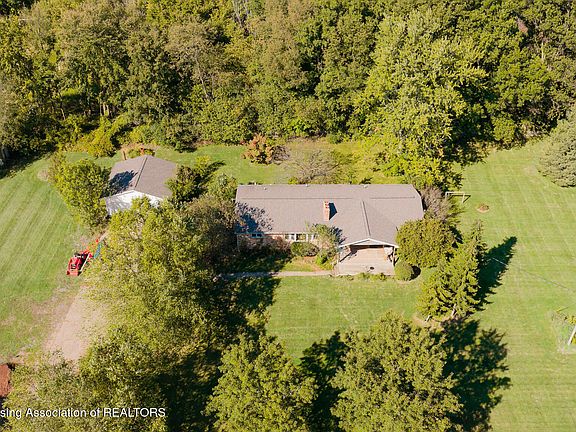 3rd image of 4410 Plains Rd