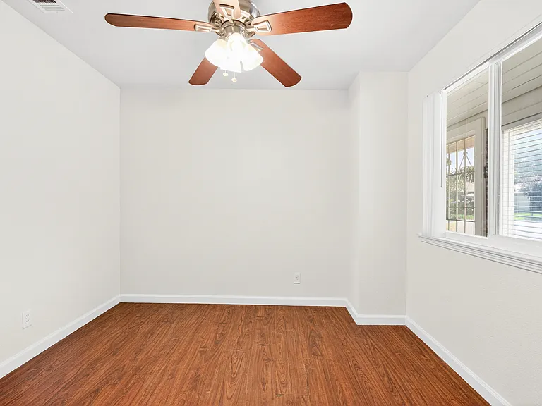 2203 Del Rio Dr — Photo 8
