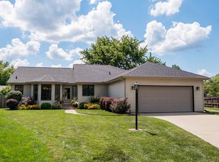 1517 Country Lake Dr, Champaign, IL 61821