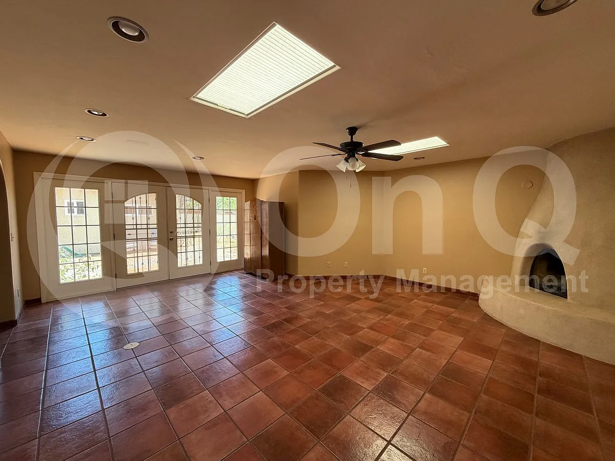 4 bed, 2.5 bath, 2306 sqft, $2,299 — Photo 4