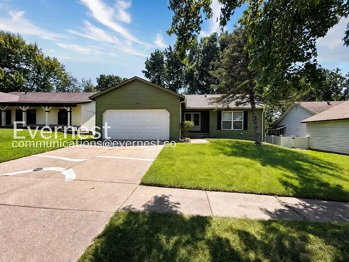 4 bed, 2.0 bath, 1613 sqft, $1,900 — Photo 1