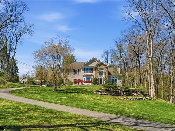 2nd image of 379 Amity Rd