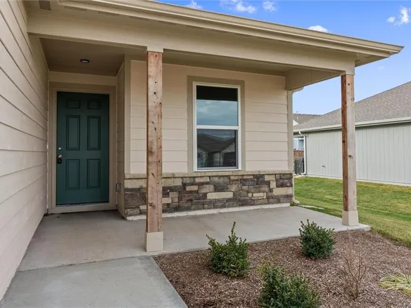 2288 Woodfield Dr, Tonganoxie, KS 66086