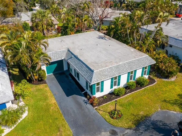 350 Carnaby Ct, Naples, FL 34112