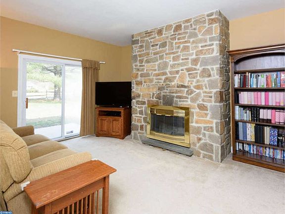 5th image of 42 Carlson Way