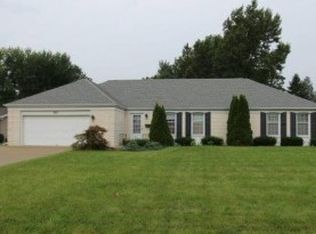 1812 Reynolds Dr, Charleston, IL 61920