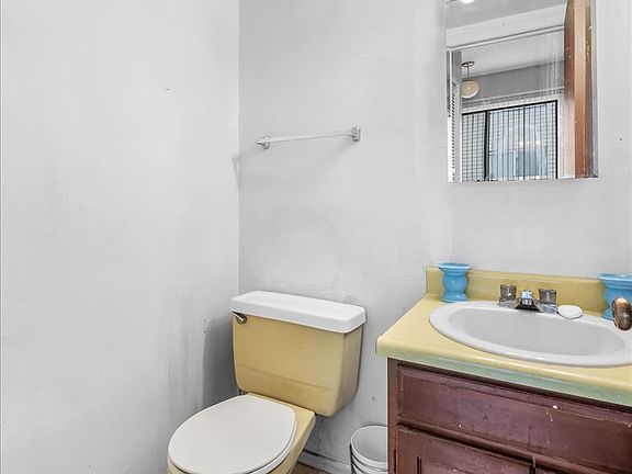 4th image of 1335 Kingsbury Dr Unit 2