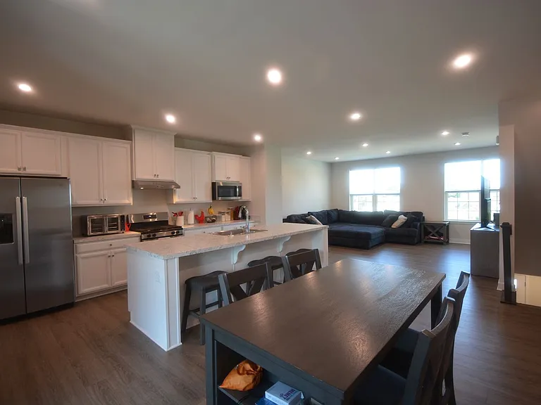323 E Cochran St — Photo 6