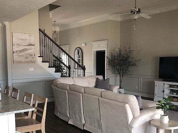 3rd image of 43 Rockwood Dr
