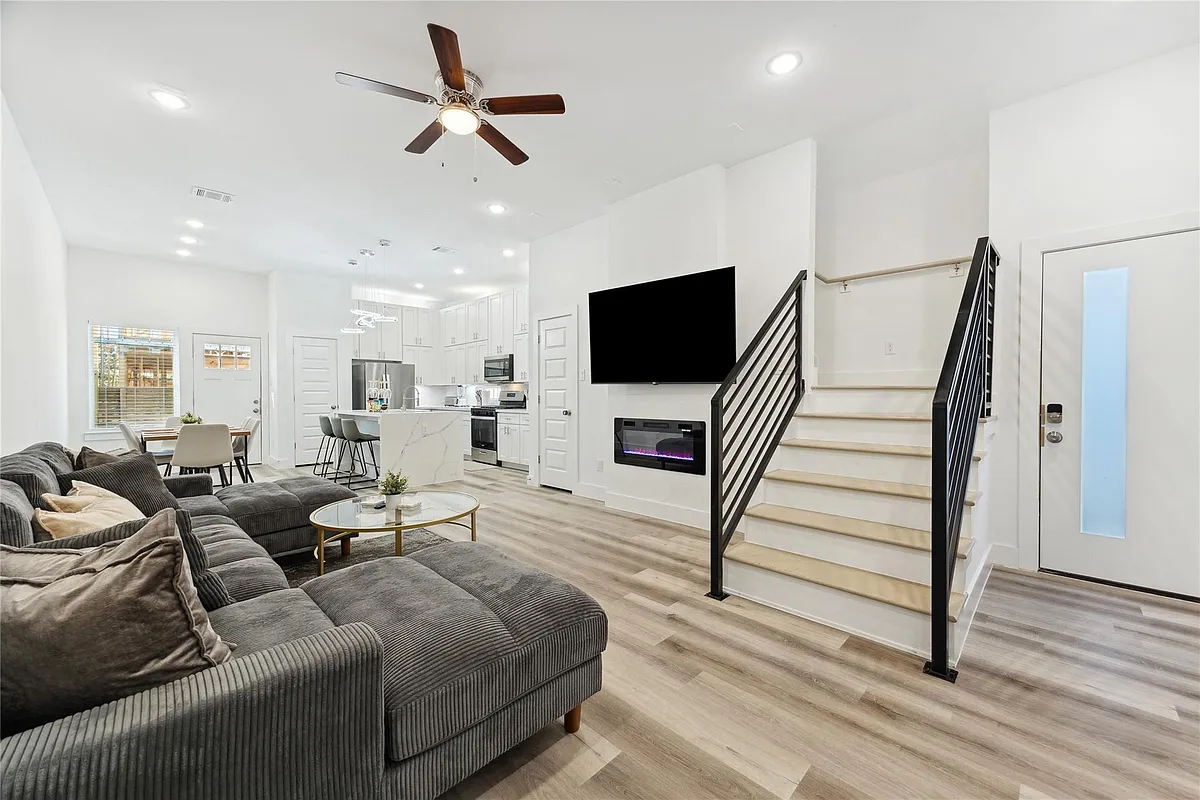 Building Photo - 3828 Noah St #B