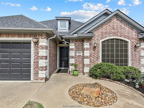 3rd image of 2211 Ironwood Dr