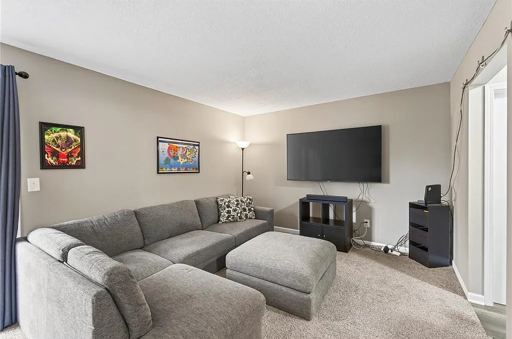 3 bed, 1320 sqft, $1,995 — Photo 2